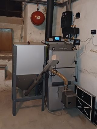 🔥 Montáž hotová! Nový kombinovaný kotel FIREWOOD Duo plus 24 kW už běží na plné obrátky 💪 Moderní řešení pro topení dřevem...